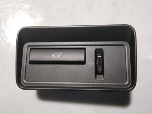 LR025943 (LAND ROVER) Кнопка открытие багажника из салонаRange Rover Evoque 11-19