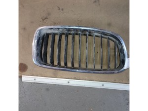 51137255412 (BMW) Решетка радиатора хромированная правая