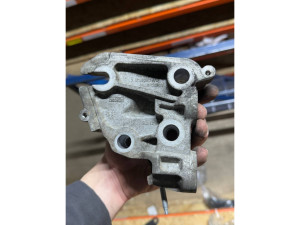 1681062 (FORD) Кронштейн подушки двигателя правый 2.0TDCI 16V