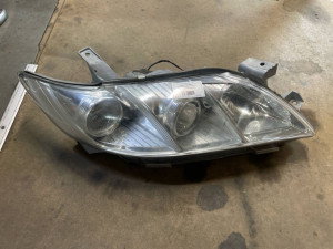 811308Y008 (TOYOTA) Фара правая электрокорректором белый поворот -09