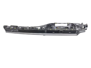8W1820902E (AUDI) Дефлектор торпедо центральный -18Audi A5 16- Audi A4 15-