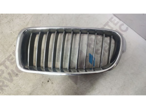 51137255411 (BMW) Решетка радиатора хромированная левая