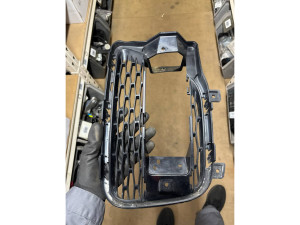 LR045033 (LAND ROVER) Решетка бампера переднего правая под ПТФ -17